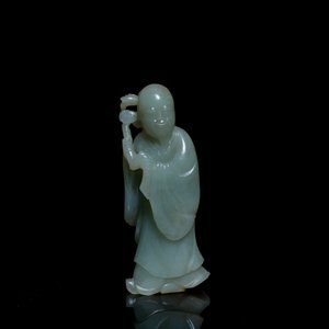 A Chinese carved celadon jade 'immortal' figure on wooden stand, Qing — 照片 3