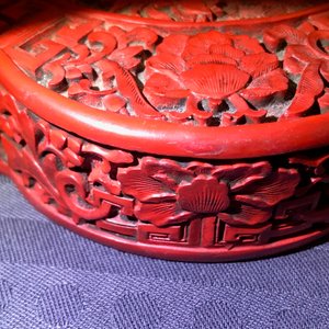 A Chinese carved cinnabar lacquer box and cover, Wanli mark, 18/19th C. — photo 11