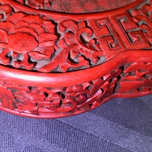 A Chinese carved cinnabar lacquer box and cover, Wanli mark, 18/19th C. — photo 12