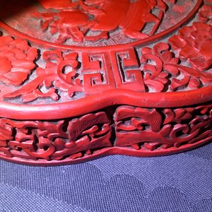 A Chinese carved cinnabar lacquer box and cover, Wanli mark, 18/19th C. — photo 13