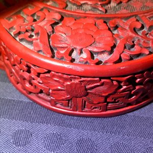 A Chinese carved cinnabar lacquer box and cover, Wanli mark, 18/19th C. — photo 10