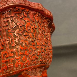 A Chinese carved cinnabar lacquer jardinière, Yongzheng/Qianlong — 照片 13