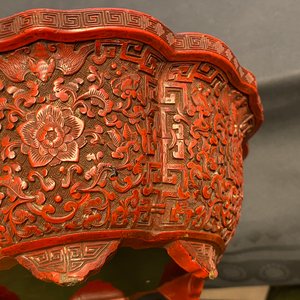 A Chinese carved cinnabar lacquer jardinière, Yongzheng/Qianlong — 照片 18