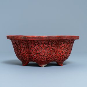 A Chinese carved cinnabar lacquer jardinière, Yongzheng/Qianlong — 照片 3
