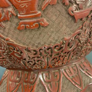A Chinese carved cinnabar lacquer vase, Qianlong mark, 19/20th C. — photo 11