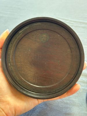 A Chinese carved circular Duan inkstone in a zitan box, signed Dong Jiaozeng 董教增, 18/19th C. — 照片 4