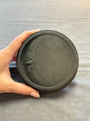 A Chinese carved circular Duan inkstone in a zitan box, signed Dong Jiaozeng 董教增, 18/19th C. — 照片 5