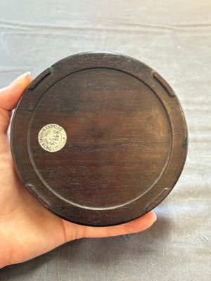 A Chinese carved circular Duan inkstone in a zitan box, signed Dong Jiaozeng 董教增, 18/19th C. — 照片 6