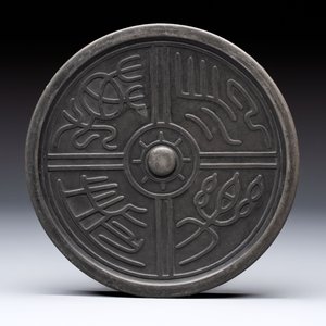 A Chinese carved circular Duan inkstone in a zitan box, signed Dong Jiaozeng 董教增, 18/19th C. — 照片 4