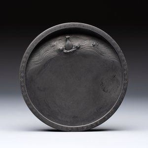 A Chinese carved circular Duan inkstone in a zitan box, signed Dong Jiaozeng 董教增, 18/19th C. — 照片 5