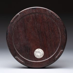 A Chinese carved circular Duan inkstone in a zitan box, signed Dong Jiaozeng 董教增, 18/19th C. — 照片 6