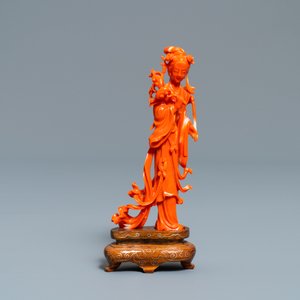 A Chinese carved coral figure of a lady with lingzhi, 19/20th C. — 照片 2