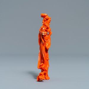 A Chinese carved coral figure of a lady with lingzhi, 19/20th C. — 照片 6