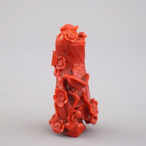 A Chinese carved dark red coral snuff bottle — 照片 1
