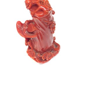 A Chinese carved dark red coral snuff bottle — 照片 3