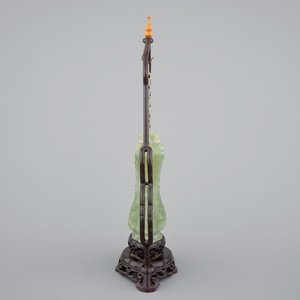 A Chinese carved green jadeite vase and cover on elaborate wooden stand, 19/20th C. — photo 2