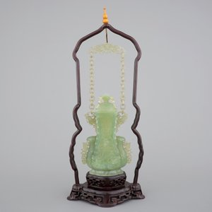 A Chinese carved green jadeite vase and cover on elaborate wooden stand, 19/20th C. — photo 3