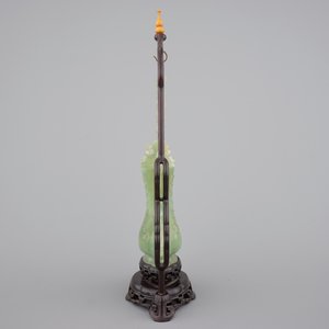 A Chinese carved green jadeite vase and cover on elaborate wooden stand, 19/20th C. — photo 4