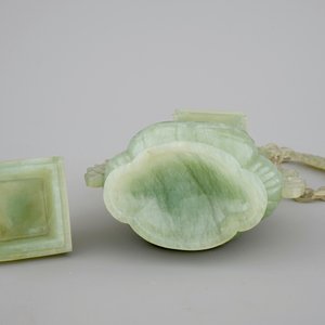 A Chinese carved green jadeite vase and cover on elaborate wooden stand, 19/20th C. — photo 5