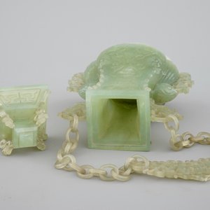A Chinese carved green jadeite vase and cover on elaborate wooden stand, 19/20th C. — photo 6