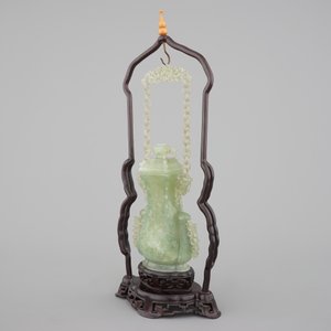 A Chinese carved green jadeite vase and cover on elaborate wooden stand, 19/20th C. — photo 7