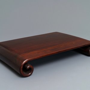 A Chinese carved hardwood stand, 19th C. — 照片 1