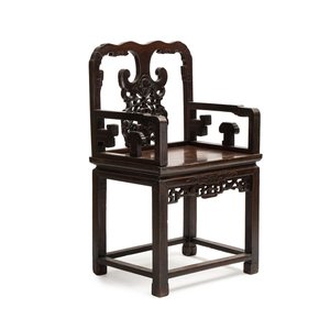 A Chinese carved hongmu armchair, 19th C. — foto 1