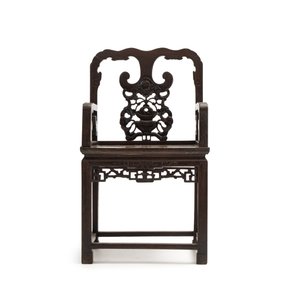 A Chinese carved hongmu armchair, 19th C. — foto 2