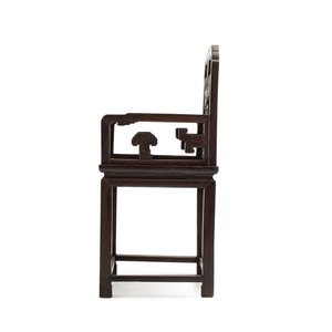 A Chinese carved hongmu armchair, 19th C. — foto 3