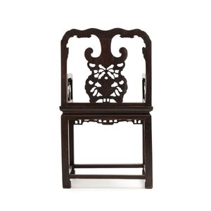 A Chinese carved hongmu armchair, 19th C. — foto 4