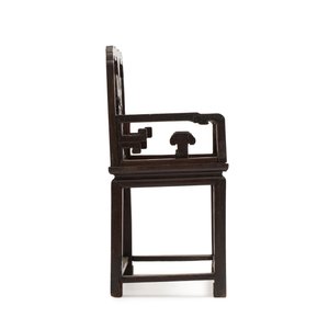 A Chinese carved hongmu armchair, 19th C. — foto 5