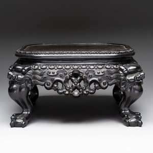 A Chinese carved hongmu stand, Canton 19th C. — 照片 1