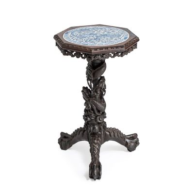 A Chinese carved hongmu table with a blue and white 'Dragons' plaque, 19th C.