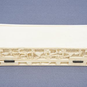 A Chinese carved ivory casket, a cardholder and a notebook, Canton, 19th C. — 照片 4