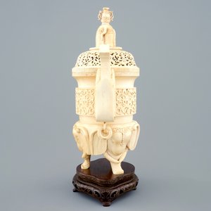 A Chinese carved ivory censer on a wooden base, ca. 1900 — 照片 4