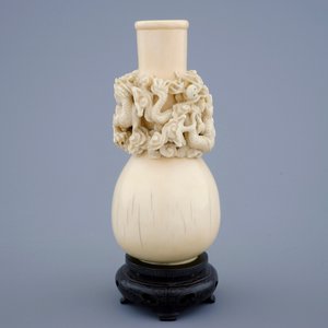 A Chinese carved ivory dragon vase on a wooden base, early 20th C. — 照片 2