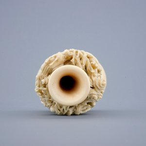A Chinese carved ivory dragon vase on a wooden base, early 20th C. — 照片 5