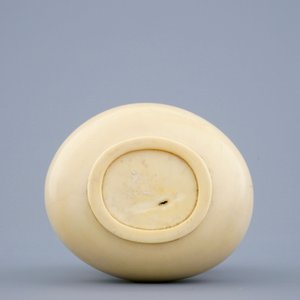A Chinese carved ivory dragon vase on a wooden base, early 20th C. — 照片 6