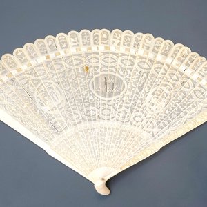 A Chinese carved ivory fan, Canton, 19th C. — photo 1