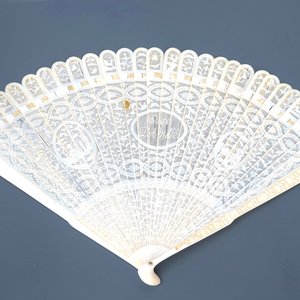 A Chinese carved ivory fan, Canton, 19th C. — photo 2