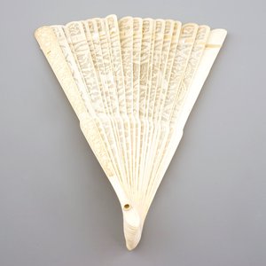 A Chinese carved ivory fan, Canton, 19th C. — photo 3