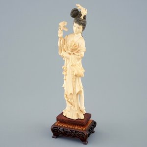 A Chinese carved ivory figure of a beauty with flowers on wooden base, early 20th C. — photo 1