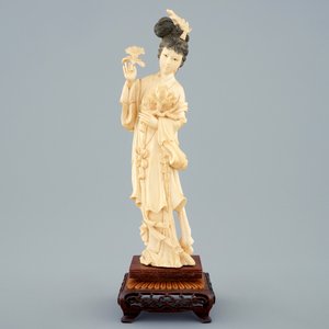 A Chinese carved ivory figure of a beauty with flowers on wooden base, early 20th C. — photo 2