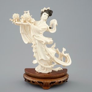 A Chinese carved ivory figure of a dancer with flowers on base, 1st half 20th C. — photo 1