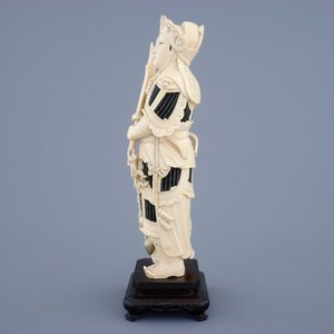 A Chinese carved ivory figure of a female warrior on a wooden base, late 19th C. — photo 3