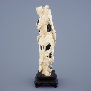 A Chinese carved ivory figure of a female warrior on a wooden base, late 19th C. — photo 5