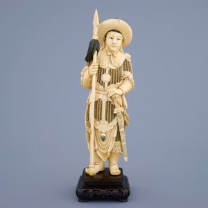 A Chinese carved ivory figure of a female warrior on a wooden base, late 19th C. — photo 2