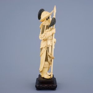A Chinese carved ivory figure of a female warrior on a wooden base, late 19th C. — photo 5