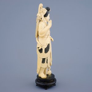 A Chinese carved ivory figure of a female warrior on a wooden base, late 19th C. — photo 4