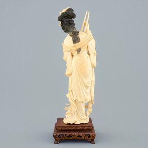 A Chinese carved ivory figure of a lady on wooden base, ca. 1900 — photo 3